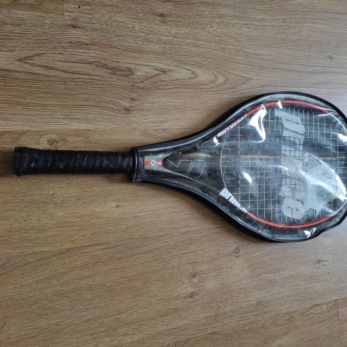 Raquete de tênis e bolas