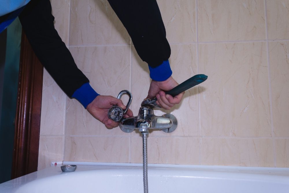 Виклик сантехніка у Львів. Ремонт змішувача Львів. Ремонт труб