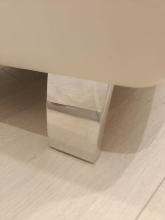 Biała skórzana pufa 60/60