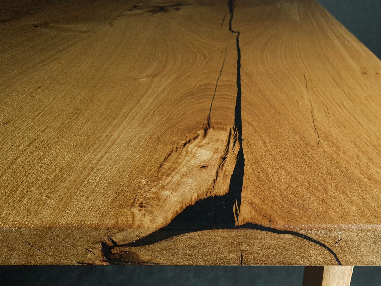 Обідній дерев'яний стіл для кухні з масиву дуба з епоксидною смолою