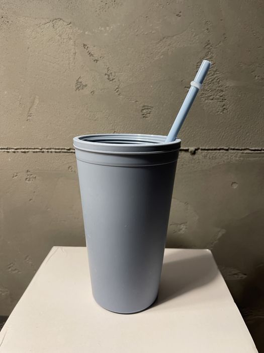 Action plastikowy kubek ze słomką rurką