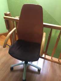krzesło obrotowe na kółkach