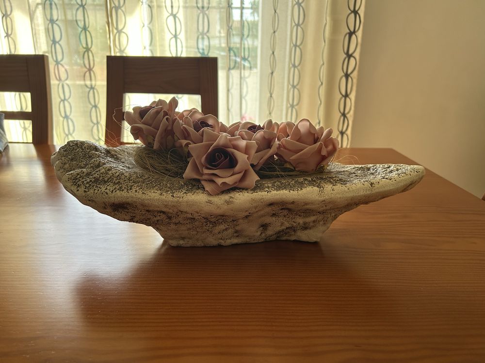 Vendo centro de mesa com rosas, estado novo.