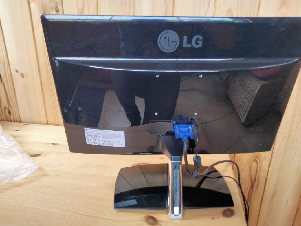 Sprzedam monitor LG Flateon E 1951S BN