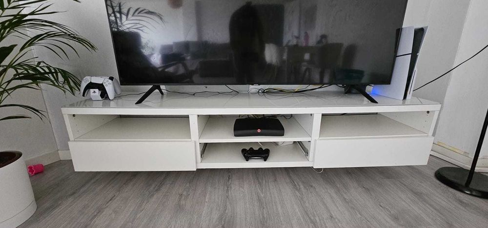 Dois móveis de tv branco ikea BESTÅ com base de vidro