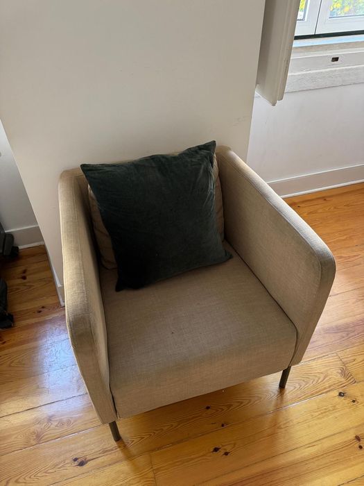 Cadeira de braços bege em ótimo estado