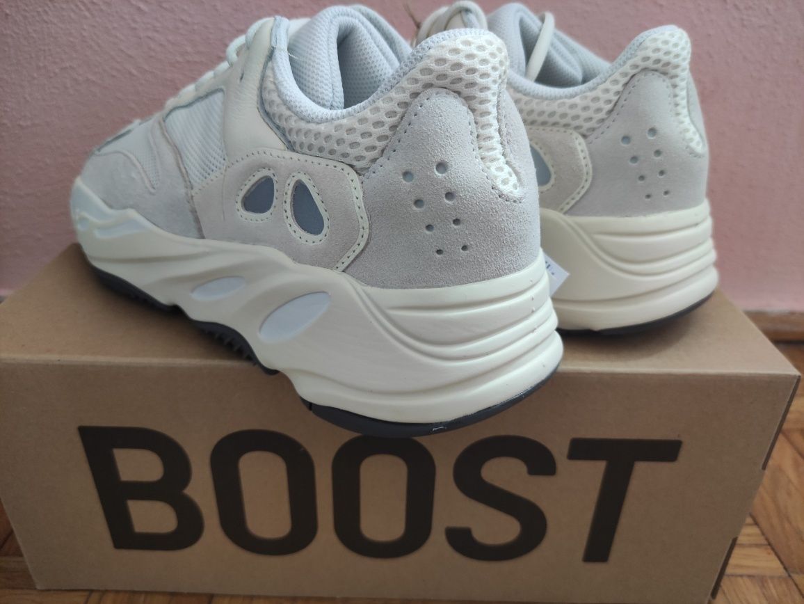 Yeezy Boost 700 Analog