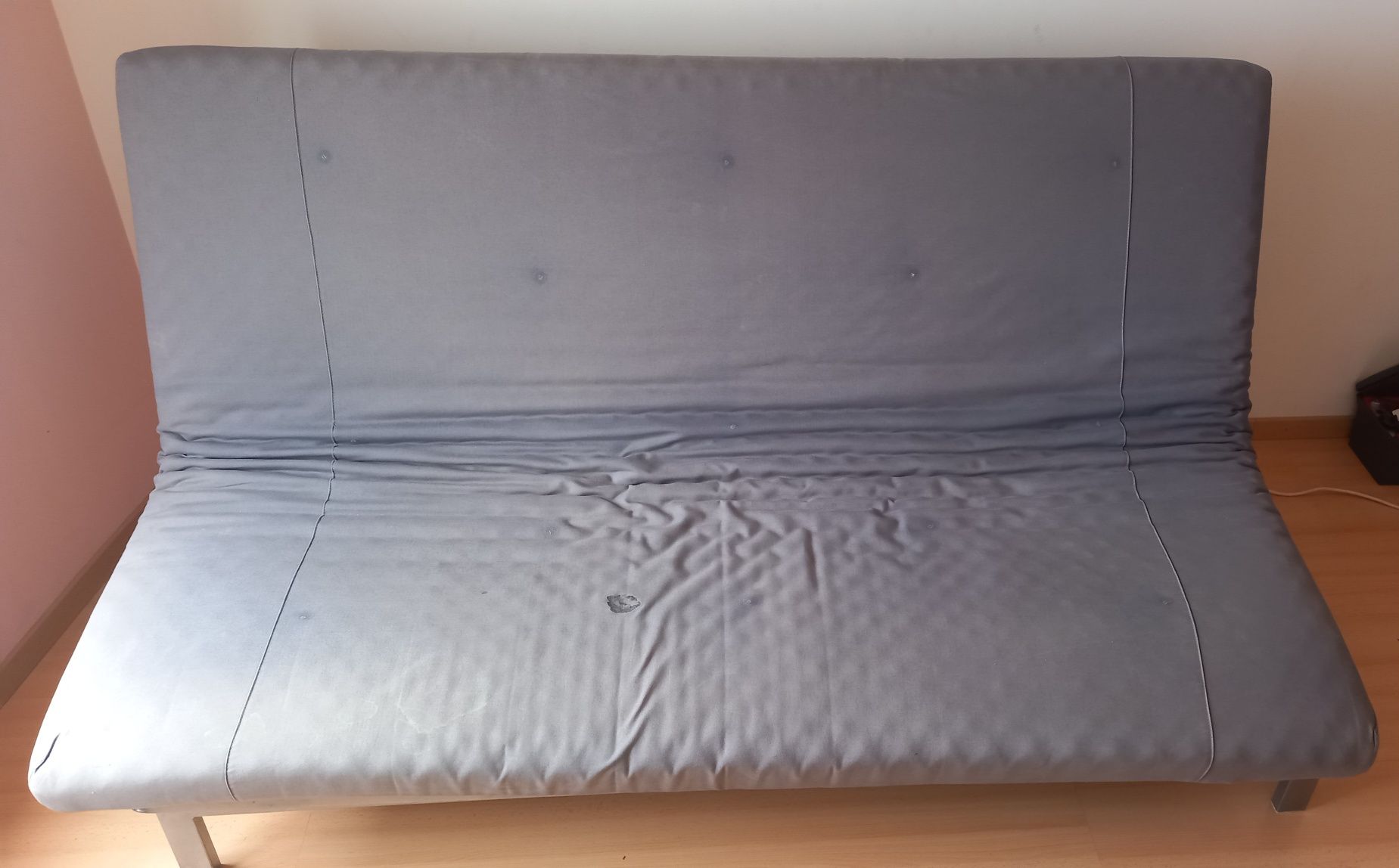 Sofá-cama com estrutura metálica