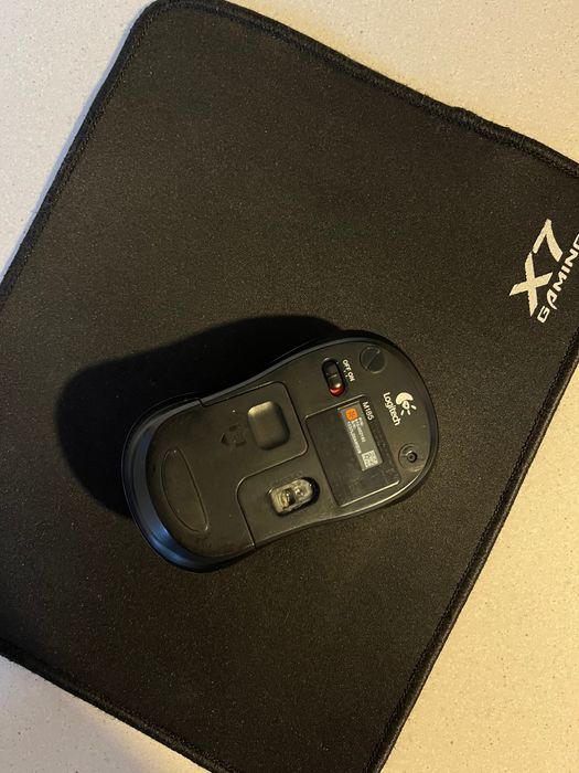 Myszka bezprzewodowa Logitech + podkładka A4Tech