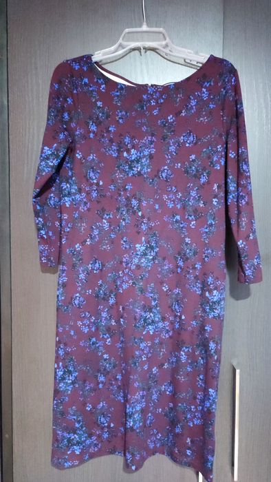 Bordowa sukienka w kwiaty