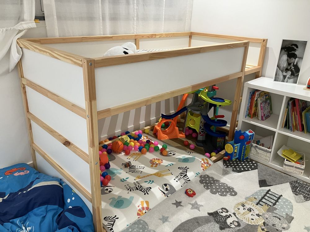 Cama beliche reversivel IKEA Kura com cobertura