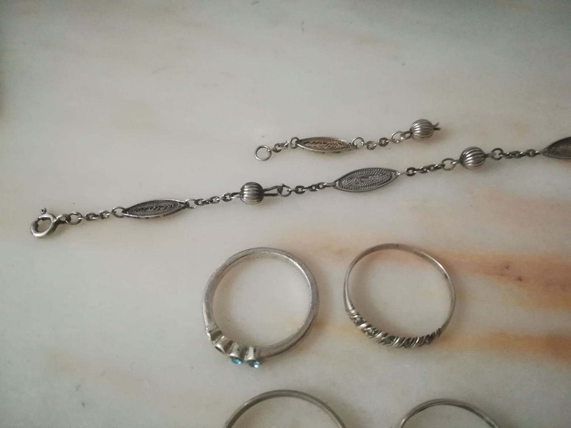 Anéis pulseira e alianças em prata