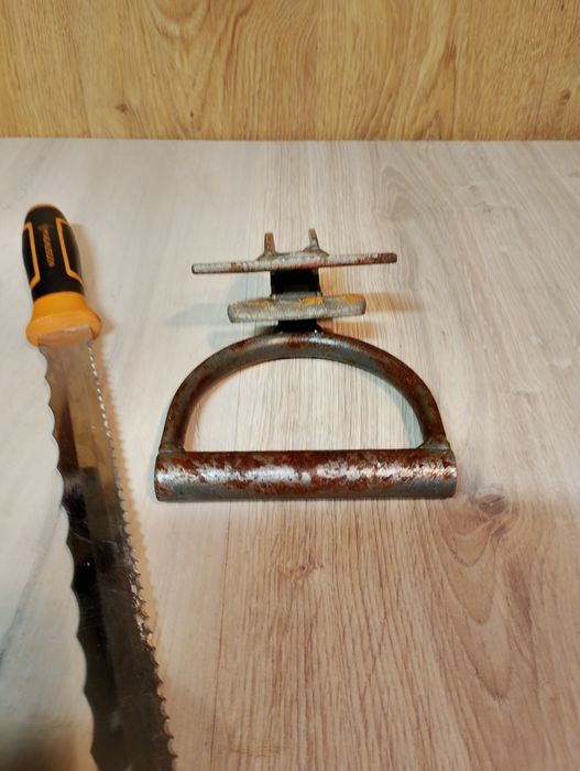 Nóż do wełny mineralnej. Przyżąd do zdejmowania wykładzin.