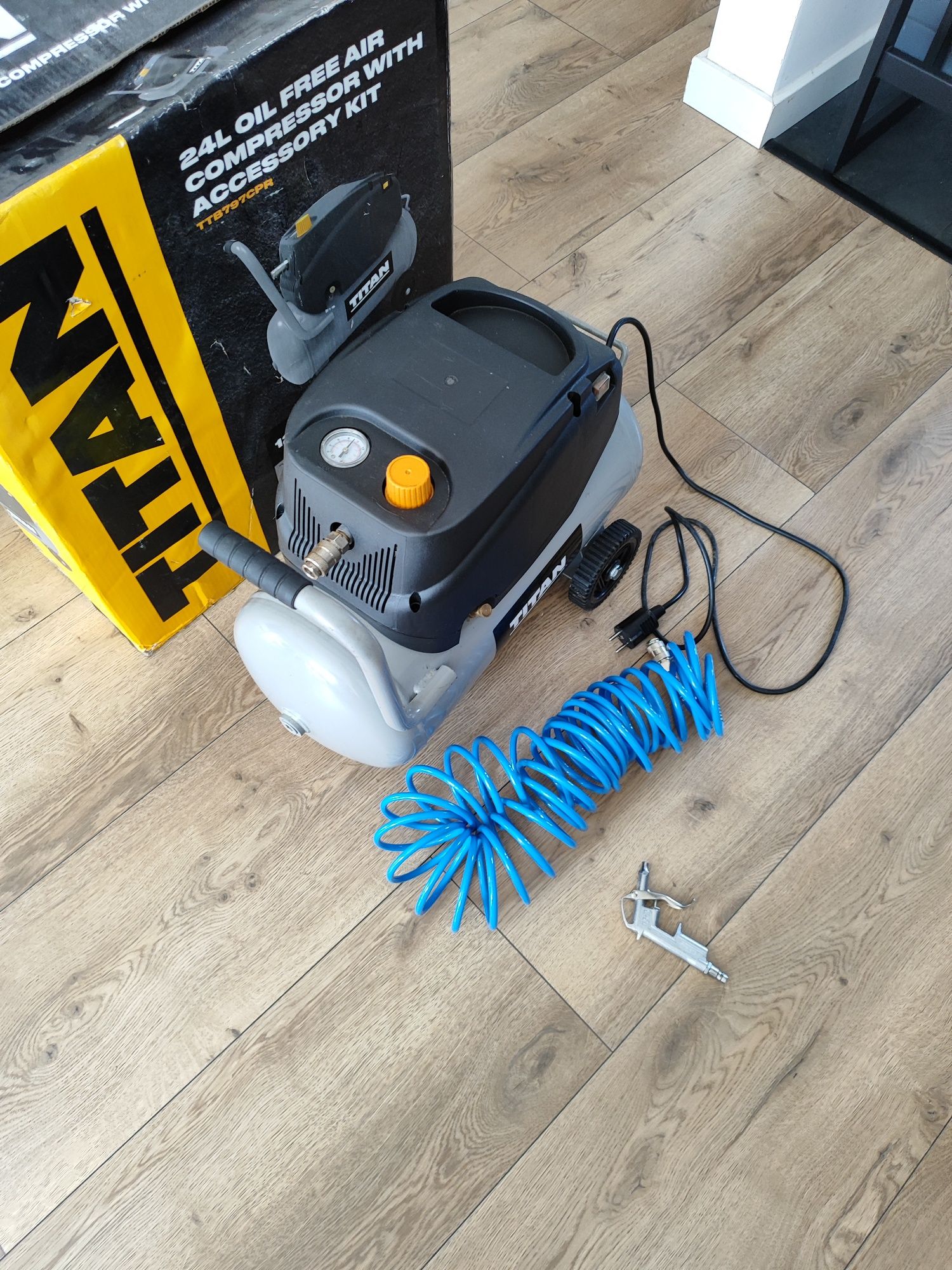 Kompresor bezolejowy Titan 24l/8bar, rok 2024