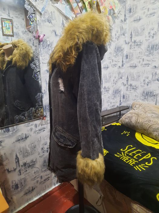 Джинсовая парка  - утепленный пуховик с капюшоном.