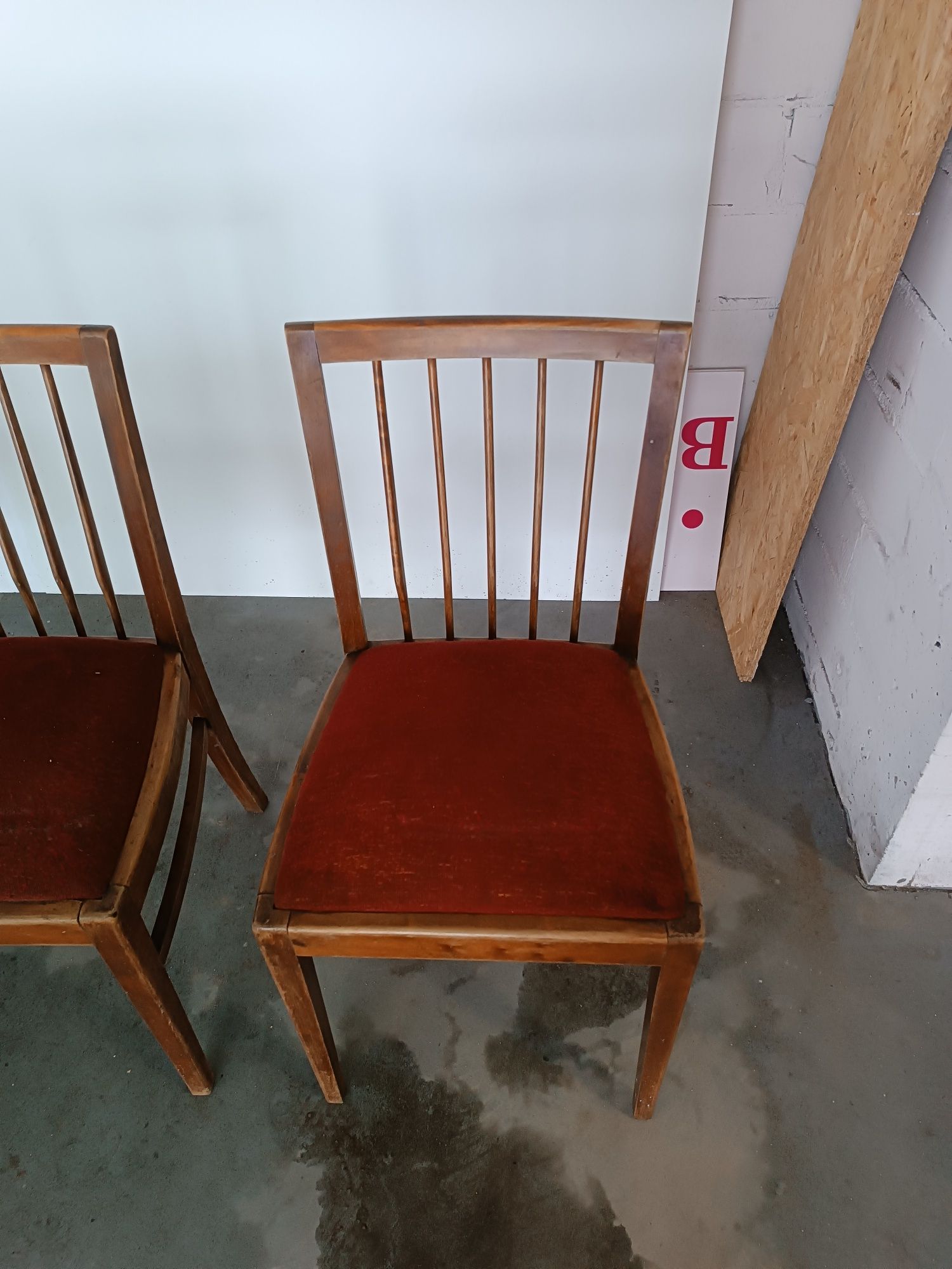 Piękne  stare drewniane krzesła do renowacji