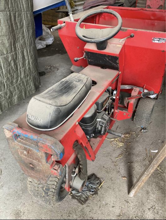 Podgarniacz paszy miniladowarka zgarniacz obornika scielarka Bobman