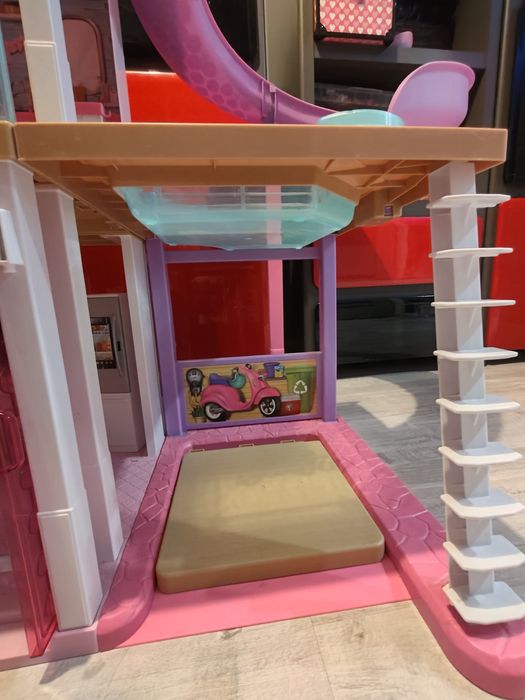 Duży Domek Barbie z zjeżdżalnią 
Z zjeżdżalnia
Ten