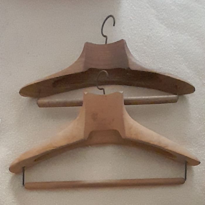 Cabides antigos em madeira maciça