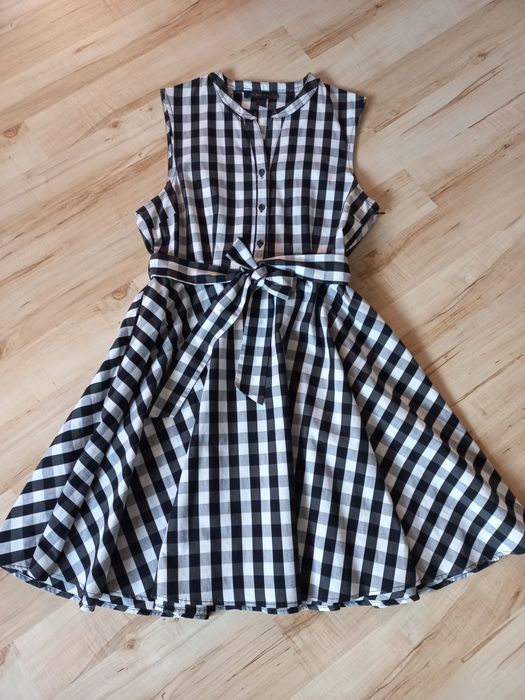 Letnia rozkloszowana sukienka w kratkę