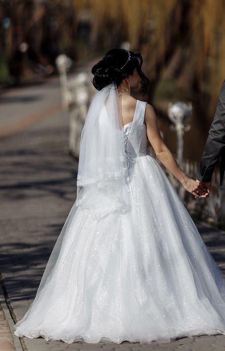 Весільна сукня блискуча