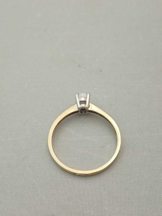 Złoty pierścionek z opalem i cyrkoniami 1,80 g