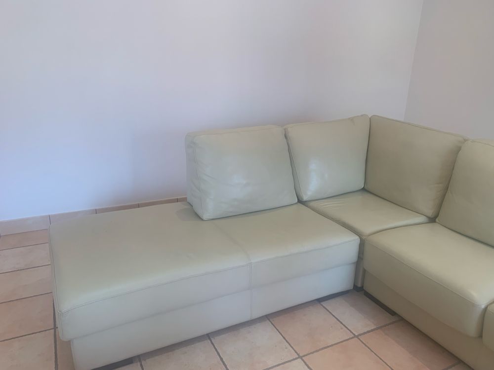 Sofá em pele bege com chaise long e 2 puffs