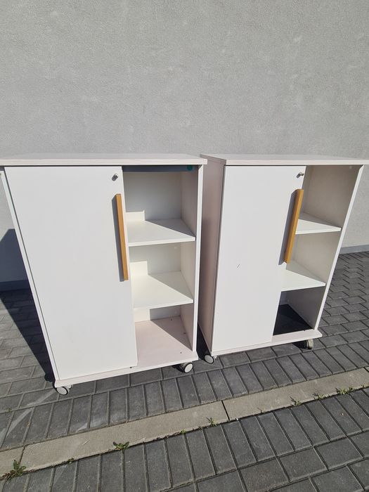 Nowoczesne szafki  na kółkach – mobilne, fronty panel tekstylny