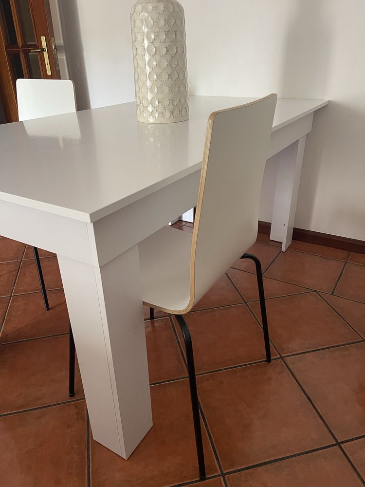 Mesa e cadeiras