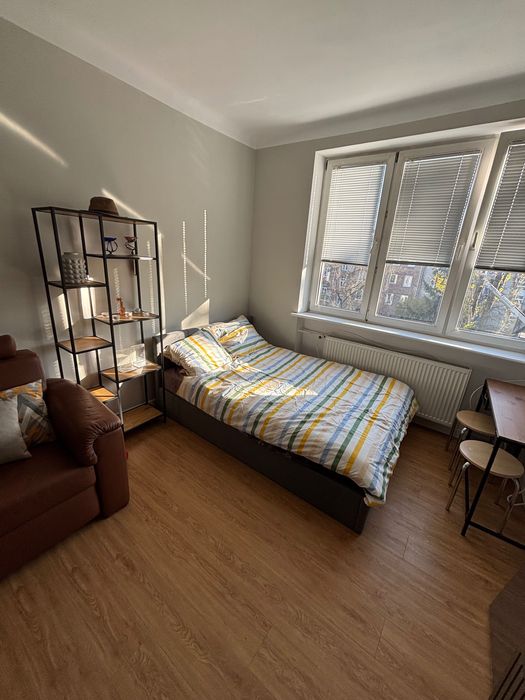 Urocza kawalerka z balkonem i AC w sercu Pragi