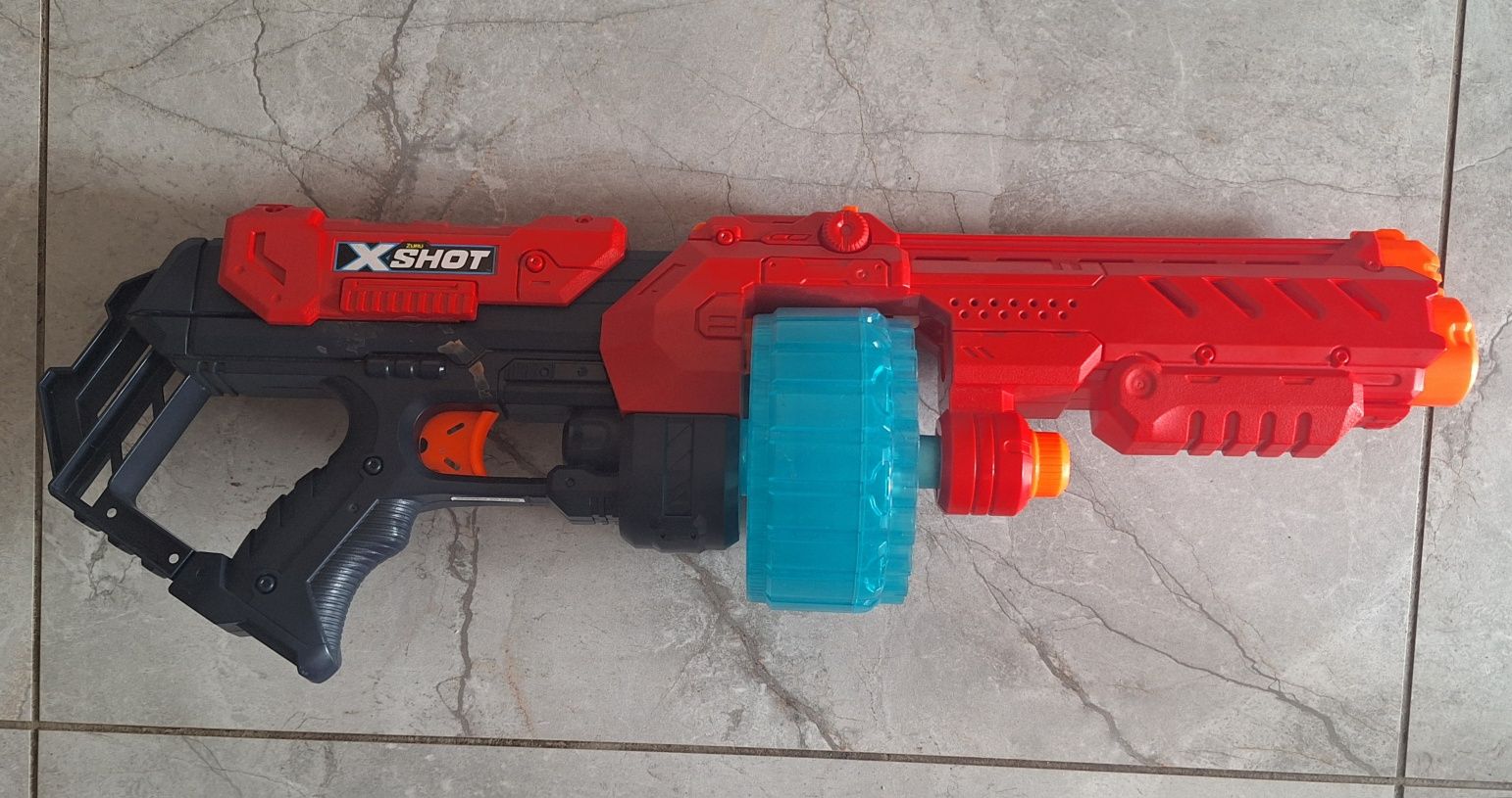 Duży pistolet na strzałki