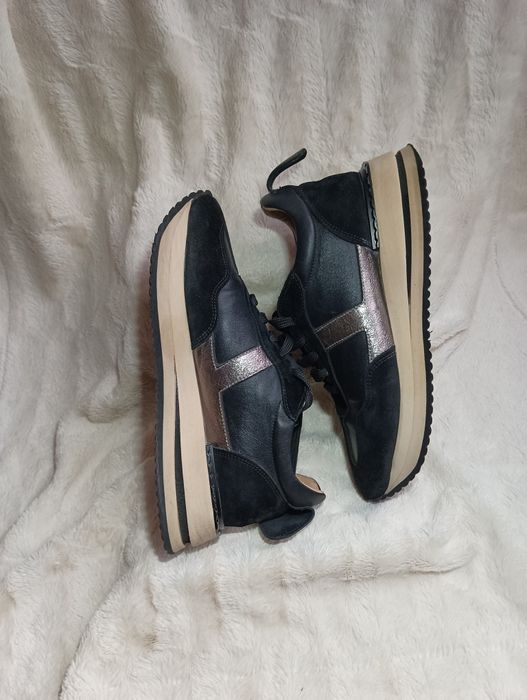 Шкіряні жіночі кросівки