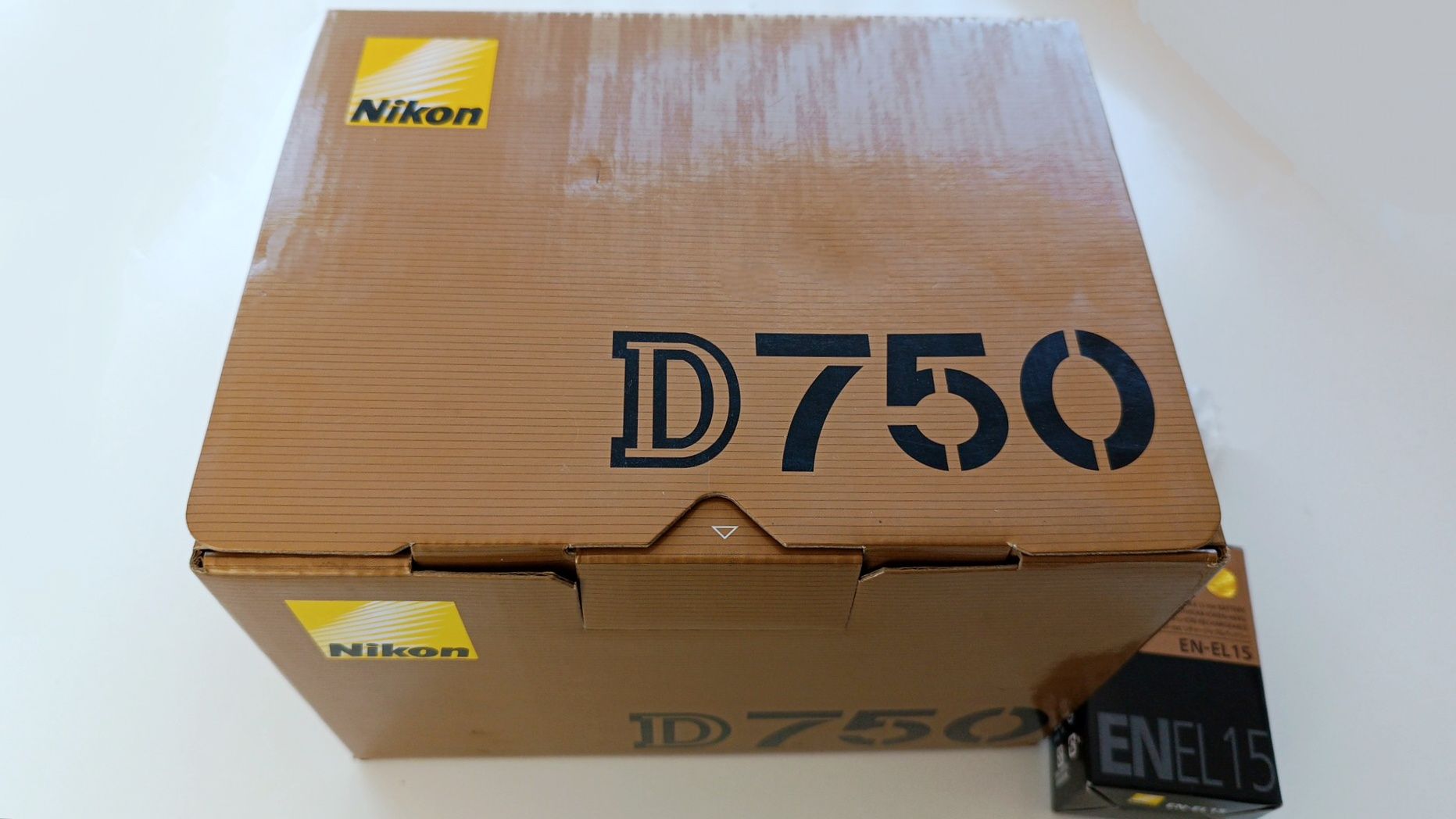 Nikon D750 com apenas 2899 disparos.