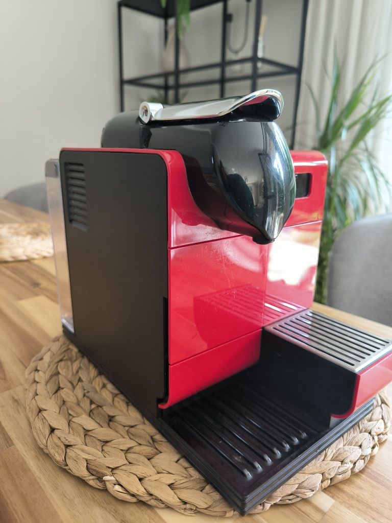 Ekspres na kapsułki delonghi z funkcją spieniania mleka