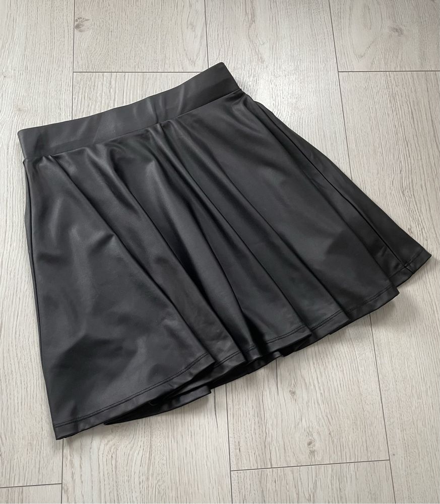 Czarna krótka rozkloszowana mini spódnica cienka eko skóra na gumieS/M