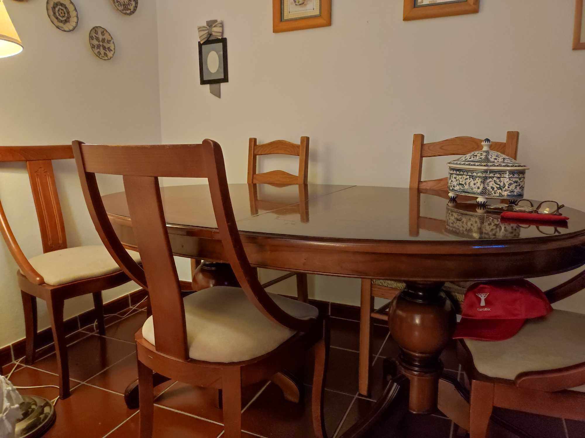 Mesa de sala para 6 ou 8 pessoas com 4 cadeiras