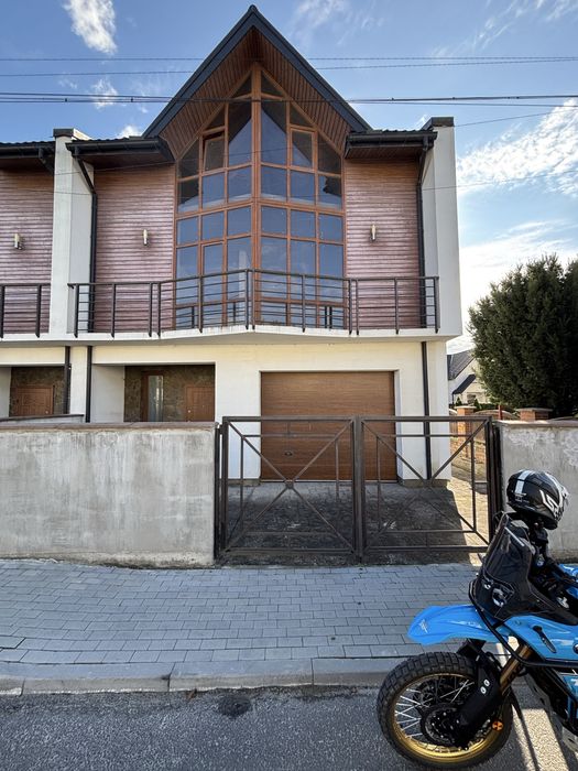 Продається 3 пов. будинок (дуплекс) в центрі міста за ціною $383/м2