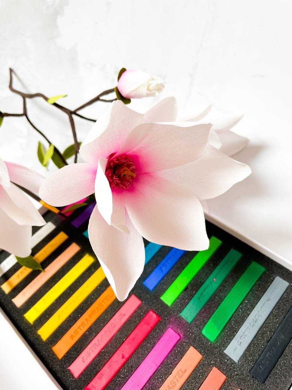 Magnolia gałązka z krepiny niemieckiej