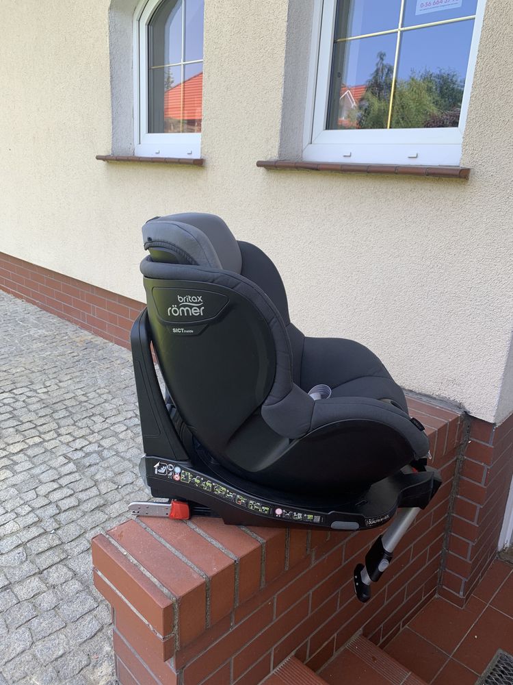 Fotelik samochodowy Britax Römer Dualfix M i-Size obrotowy 0-18