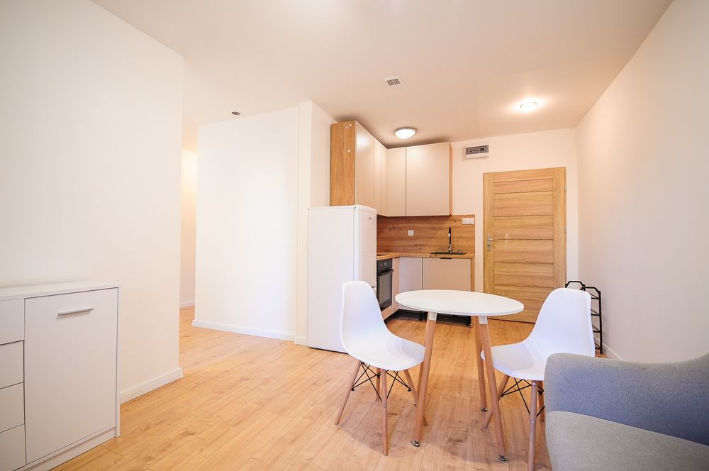 ŚWIĘTOSZÓW Mieszkanie na Wynajem Niskie Opłaty Parter Osobna Sypialnia