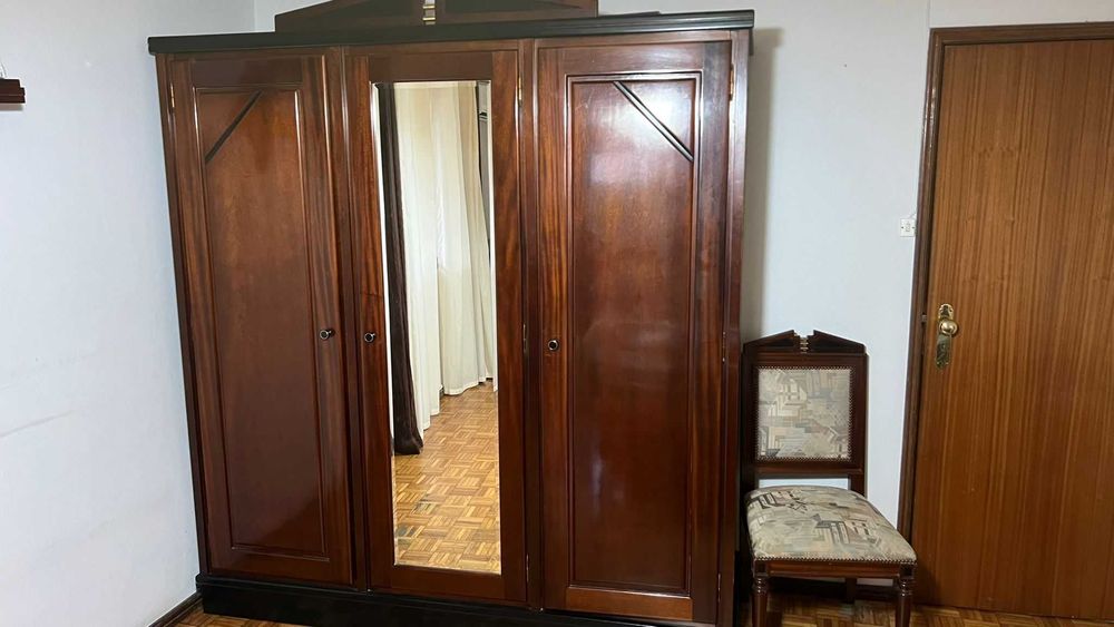 Quarto de casal em cerejeira. Em muito bom estado.