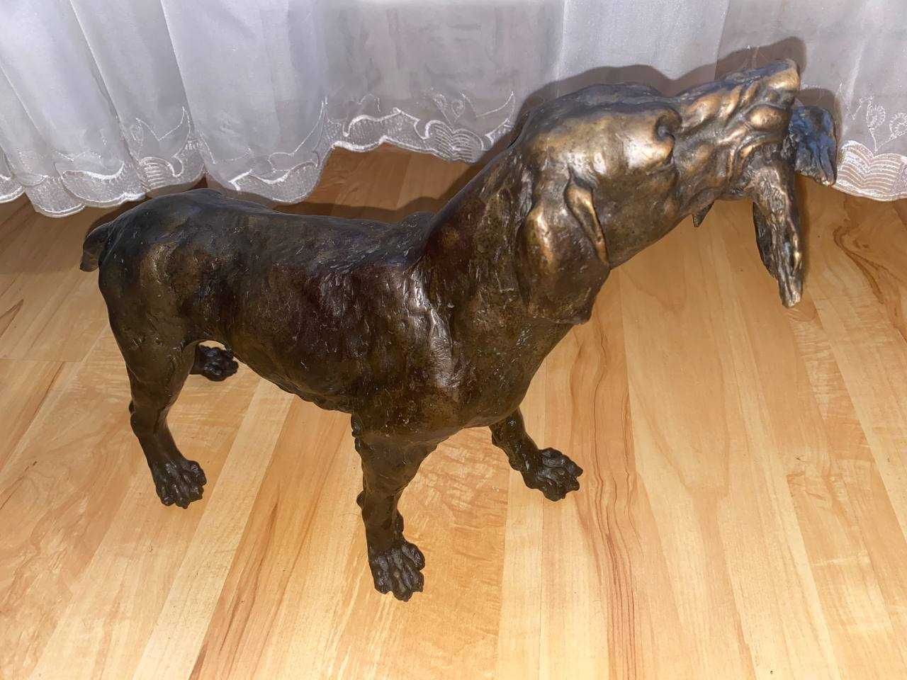 Бронзовая статуэтка "собака с уткой", с подписью "Barye"