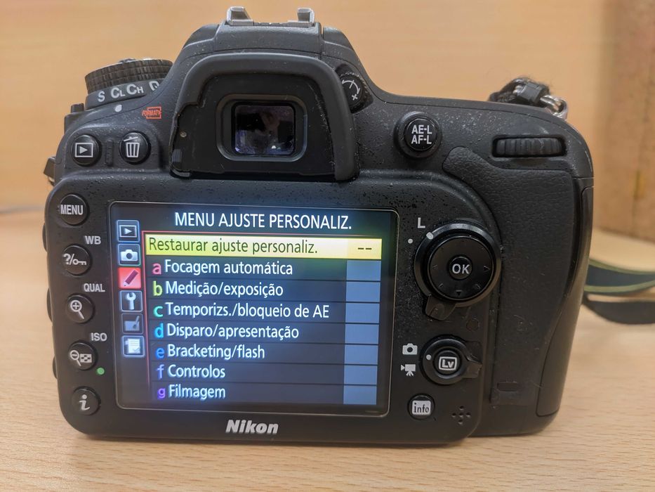 Nikon D7100 com 9300 disparos (inclui corpo, bateria e carregador)
