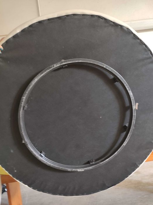 poltrona em couro sintético branco, com base rotativa