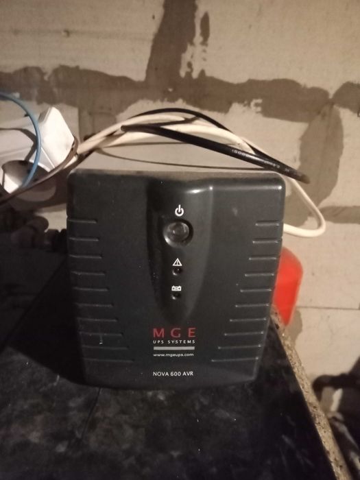 Два блока безперебійного живлення