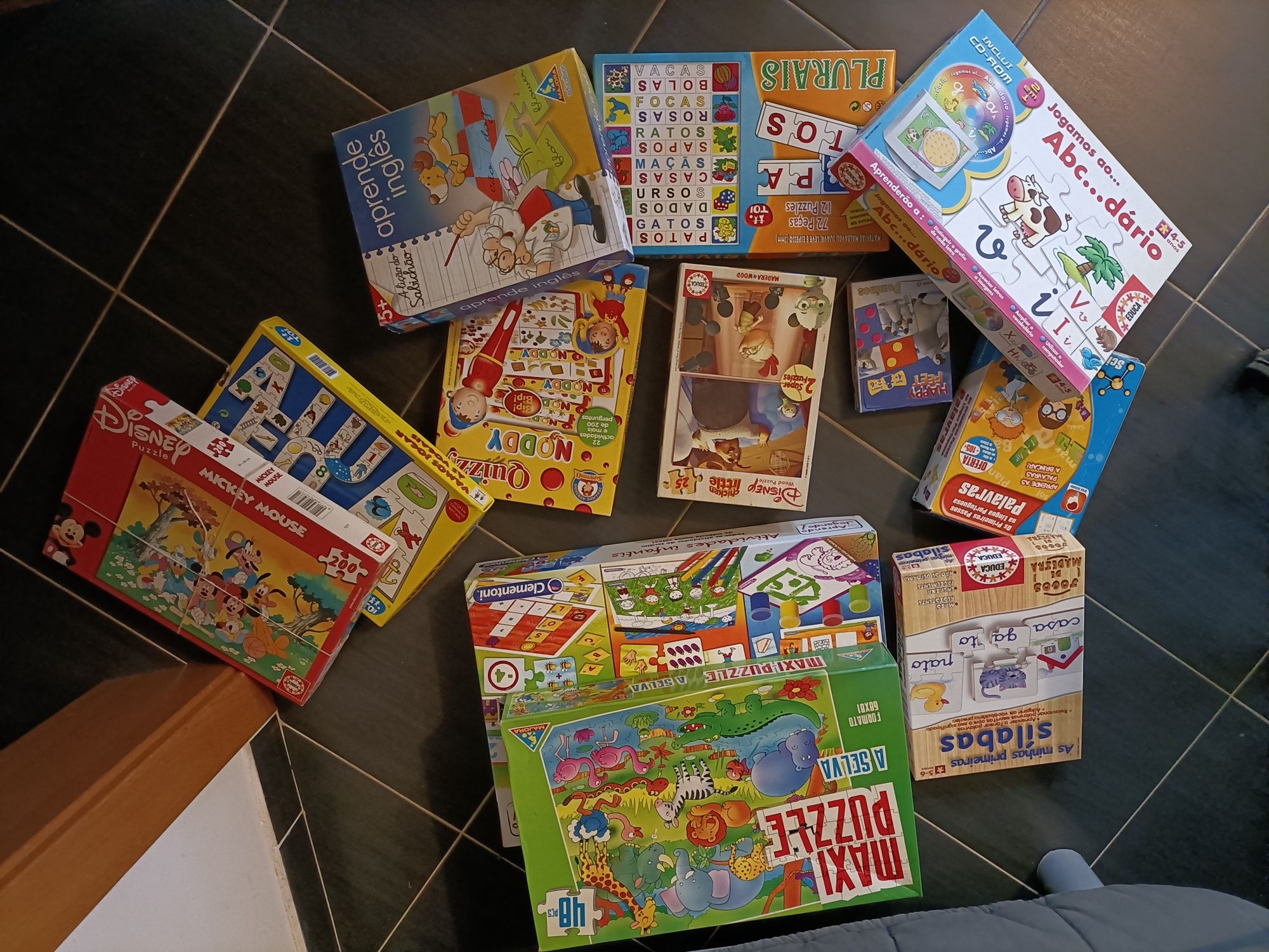 Conjunto de jogos e puzzles infantis