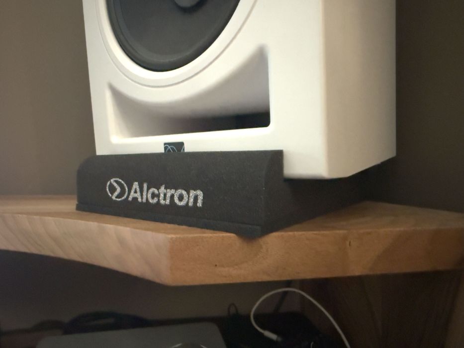 Podstawki pod monitory studyjne Alctron – para, nowe, 265x330 mm