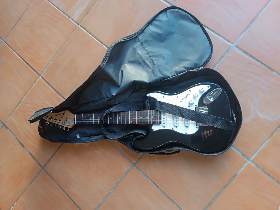 GUITARRA ROCHESTER, tipo Strato 100/% funcional