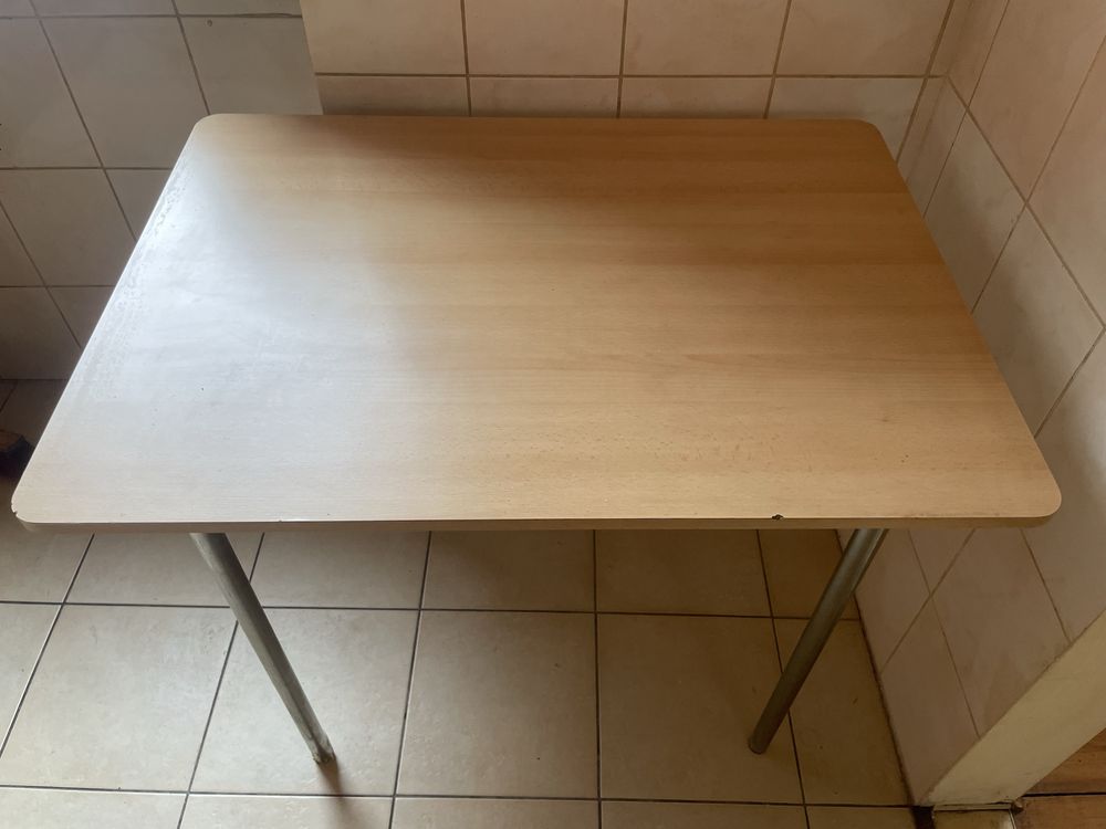 Stolik na metalowych nogach