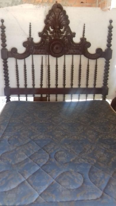cama de casal em madeira estilo antigo / vintage, mesinhas e comoda